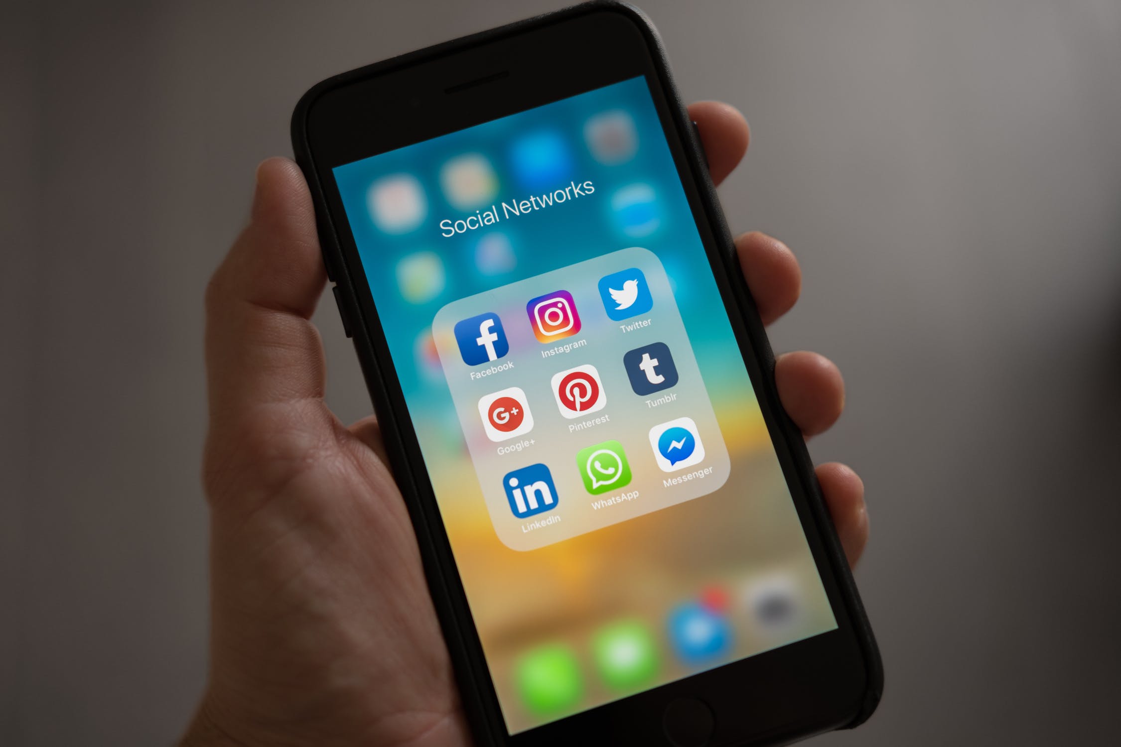 FOLGEN SIE UNS AUF SOCIAL MEDIA